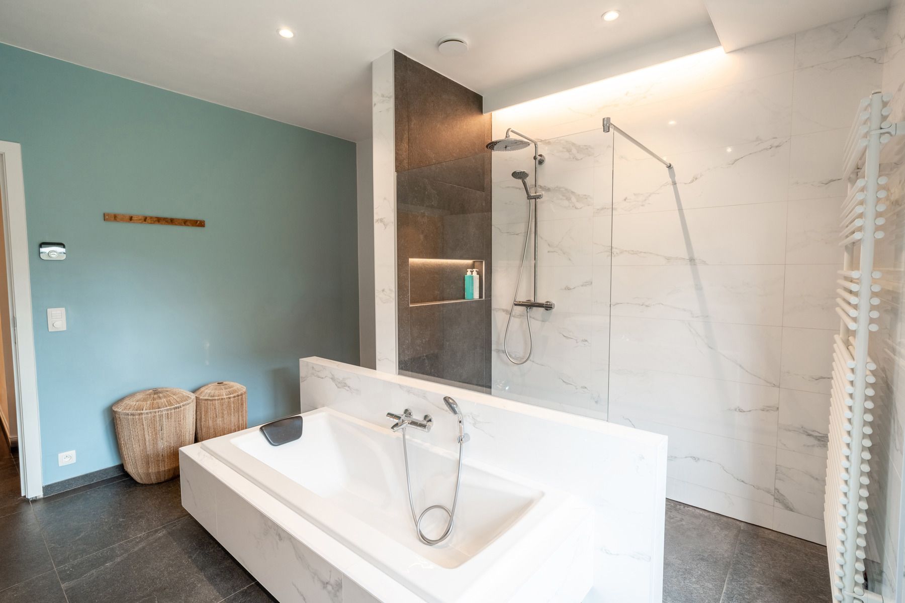 Instapklare en gerenoveerde villa met 3/4 slps en bureau foto 18
