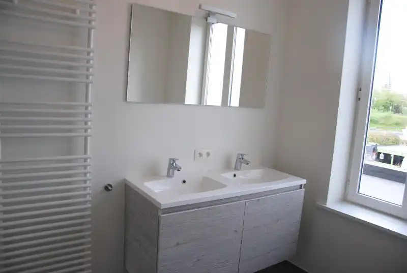 Gerenoveerde woning met garage te huur vlakbij centrum van Kortrijk foto 13