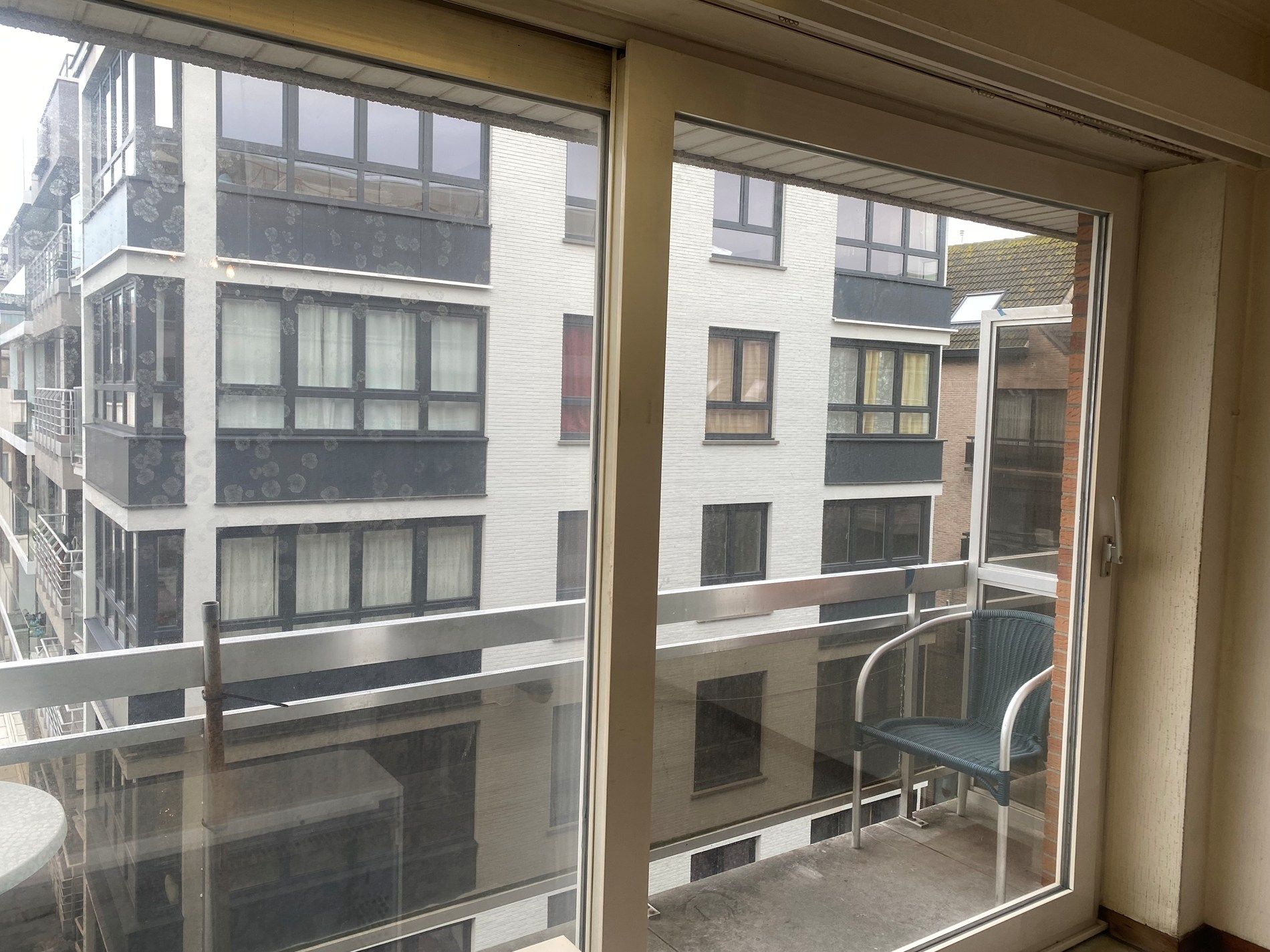 Centraal gelegen studio met terras en open zicht op het Mijnplein in Oostende foto 5