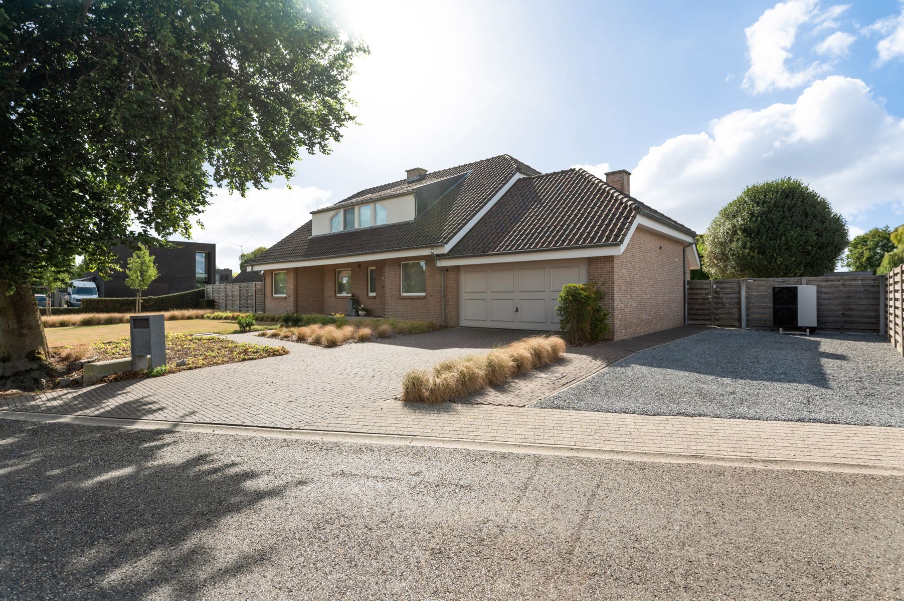 Perfect onderhouden woning met veel ruimte in hartje Olen foto {{pictureIndex}}