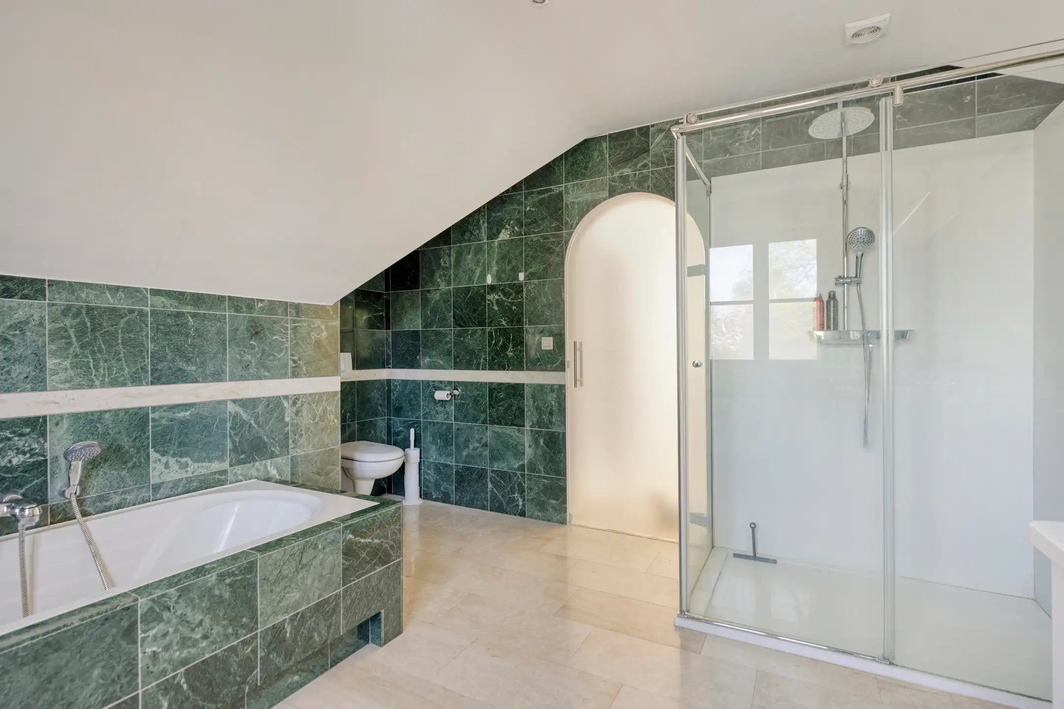 Klassevolle woning en zonnige tuin op een uitstekende ligging foto 21