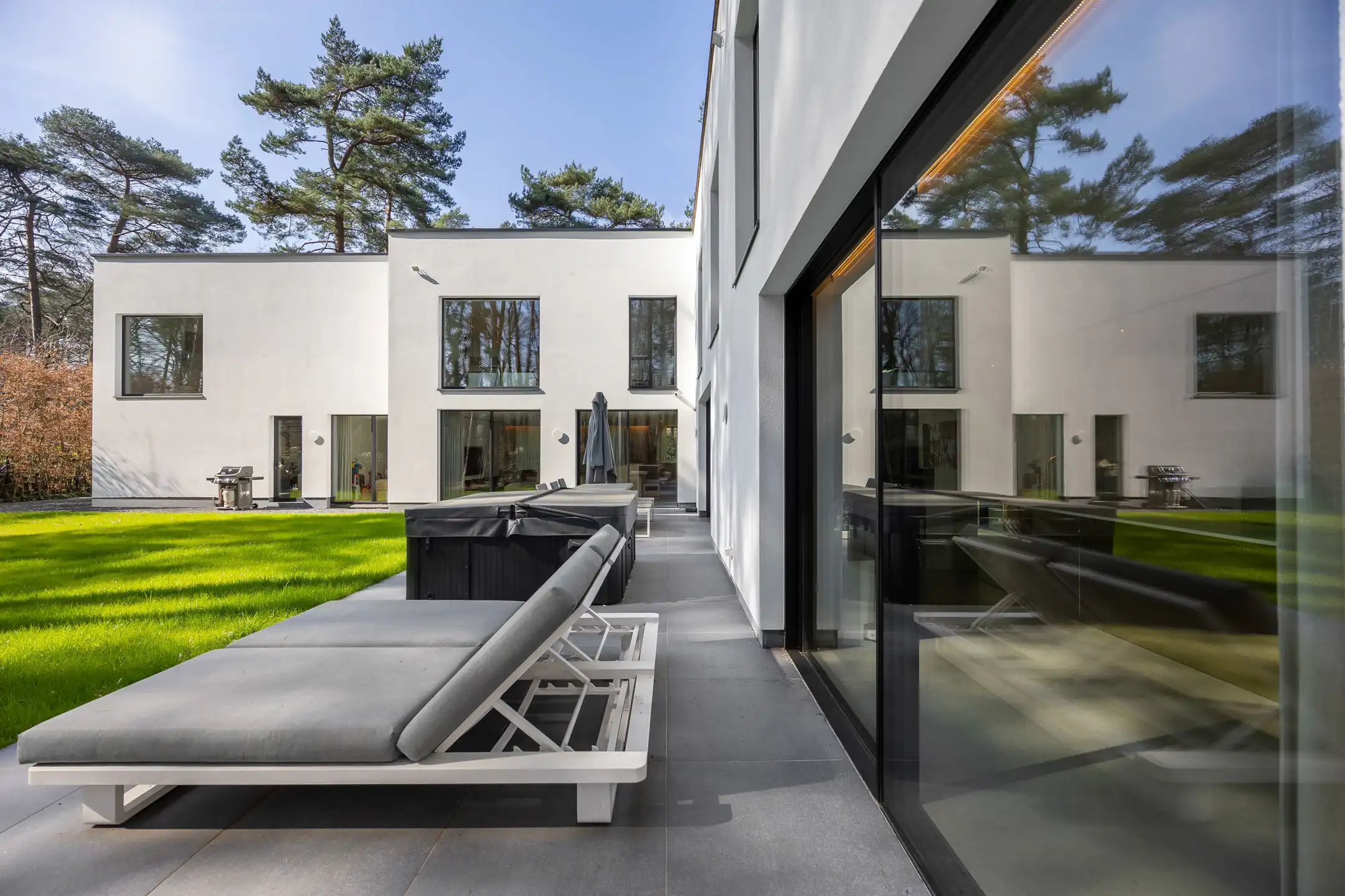 Exclusieve moderne villa met panoramisch zicht op groen foto 41