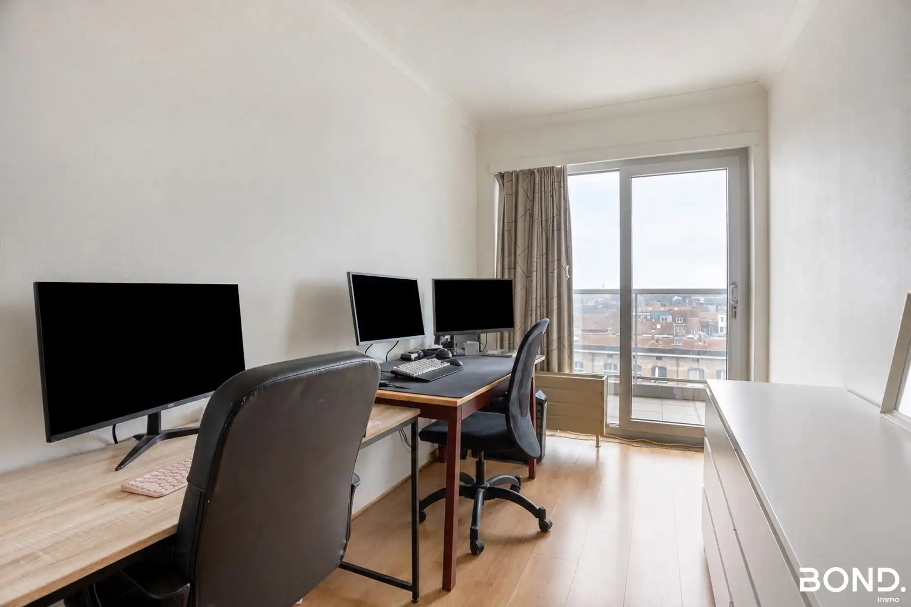 Instapklaar 2-slaapkamerappartement met terras, en parking foto 13