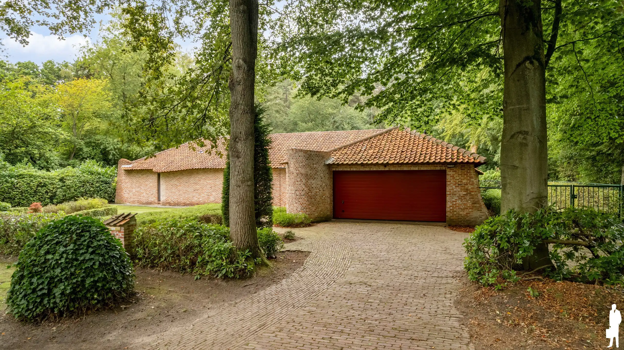 Karaktervolle gelijkvloerse villa op ca. 2.000 m² in zeer rustige, gegeerde en autoluwe wijk Dennendael en dichtbij het natuurgebied foto 2