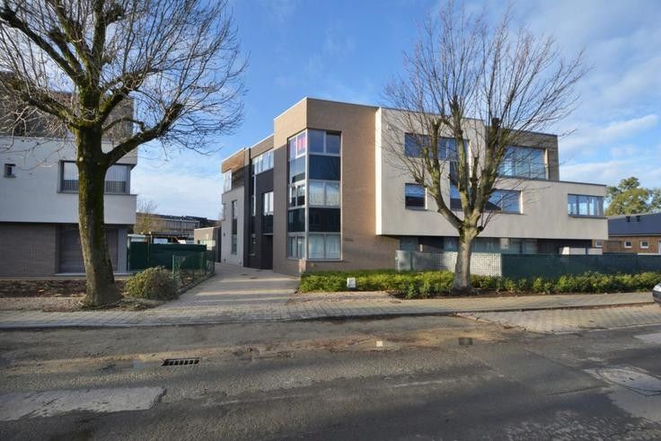 Lichtrijk en rustig appartement te koop met carport foto {{pictureIndex}}