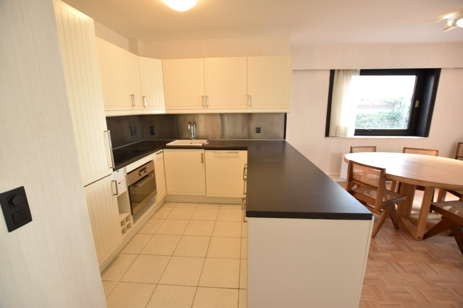 Ongemeubeld hoekappartement in hartje Zoute nabij het Albertplein foto 4