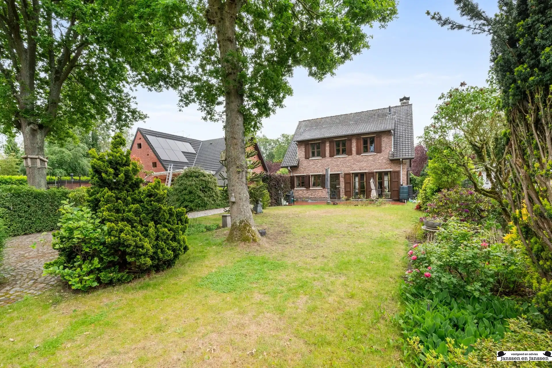 Ruime open bebouwing met prachtige tuin te Ekeren foto 22