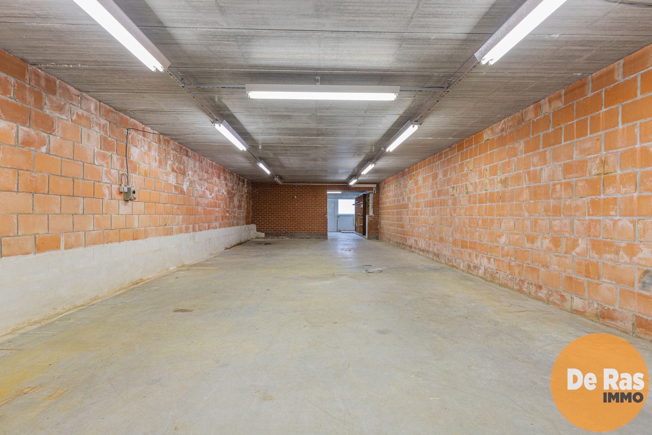 ERPE-MERE - Praktische halfopen woning met garage/loods. foto 23