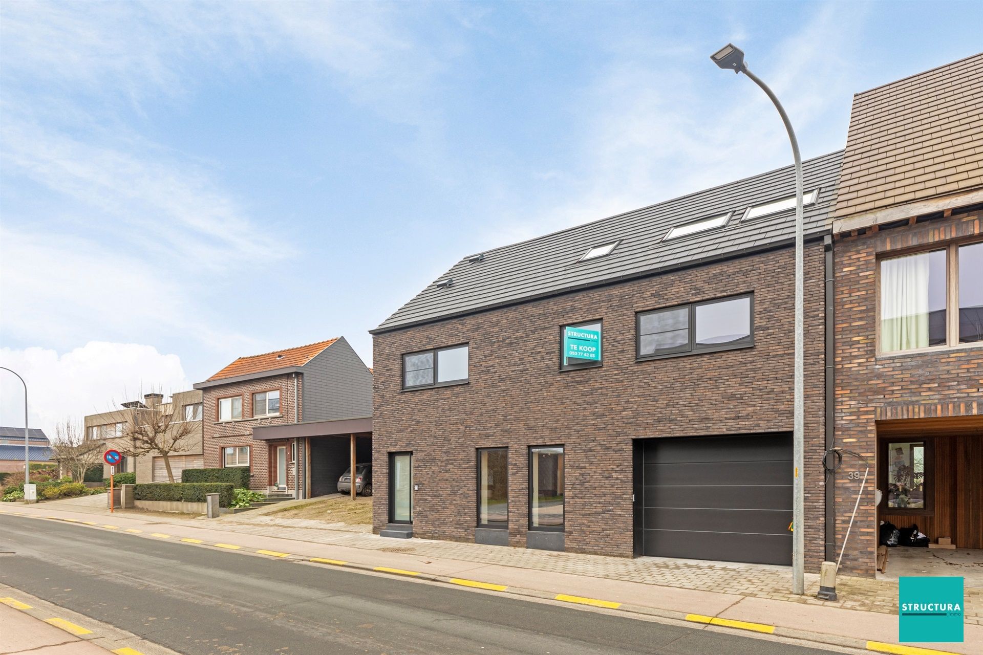 Nieuwbouwwoning met loods en 4 (+1) slaapkamers foto {{pictureIndex}}