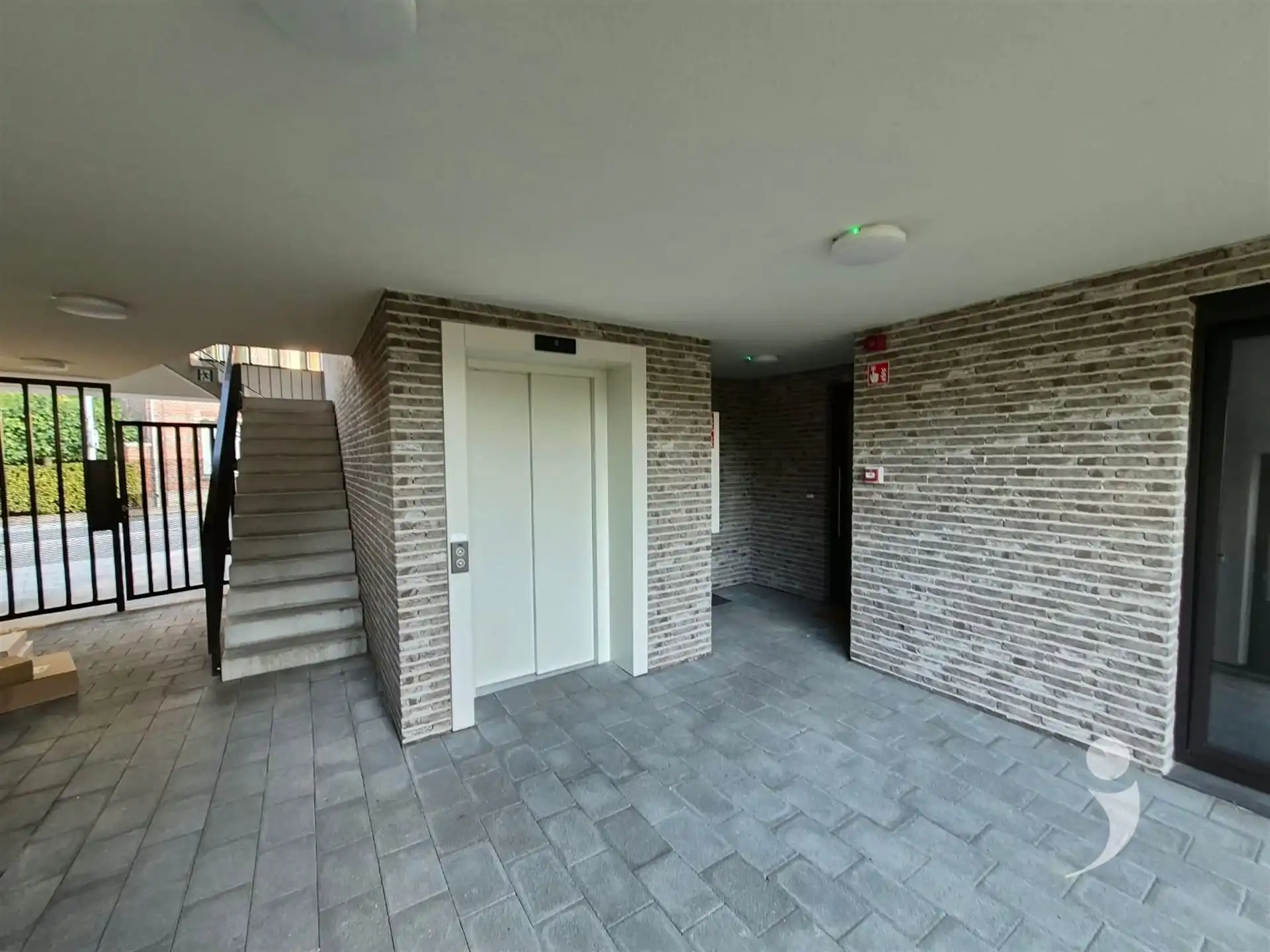 Recent gelijkvloers appartement met staanplaats voor de wagen foto 18