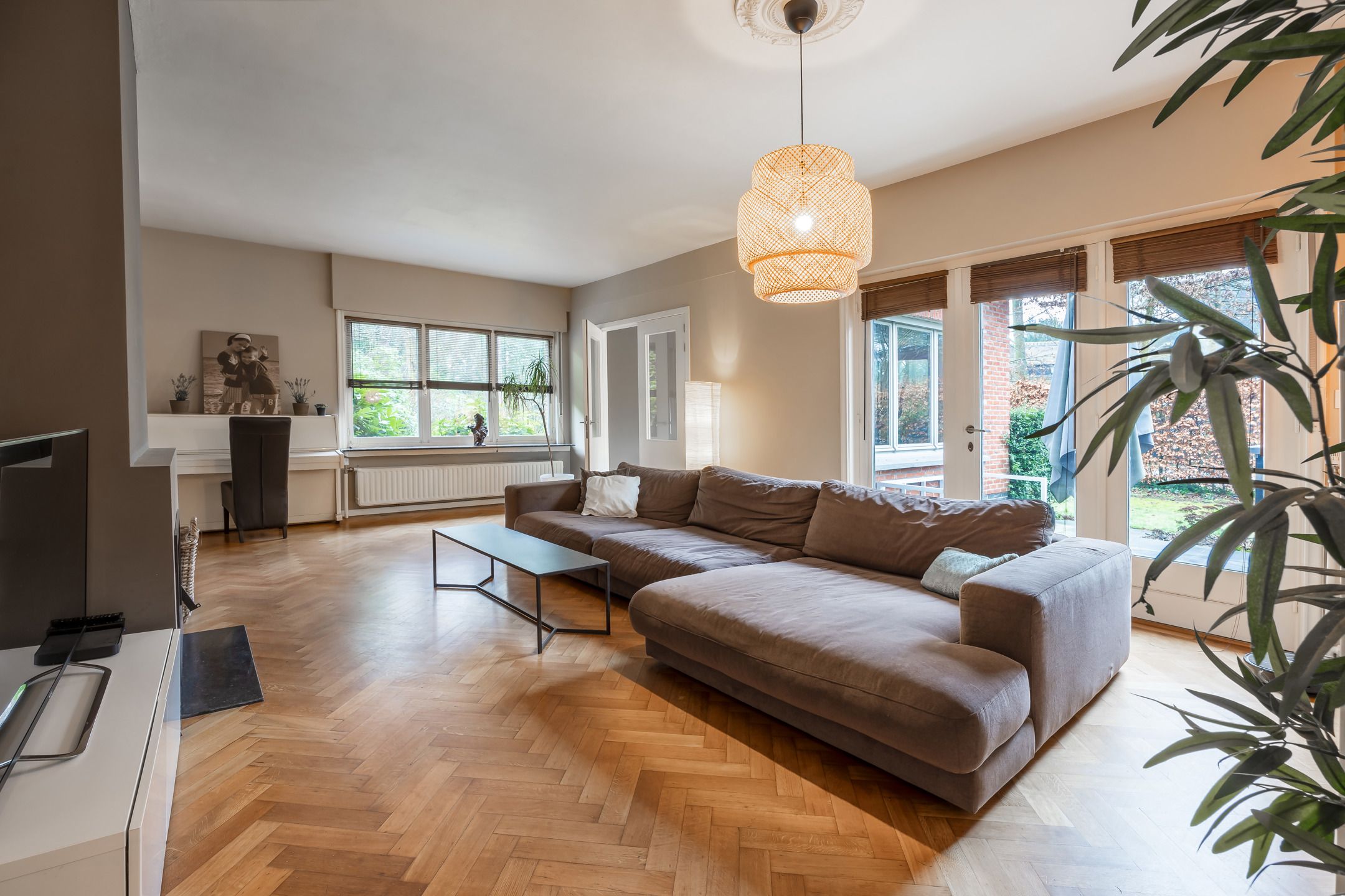 Ruime villa met bijgebouw in residentiële wijk foto 4