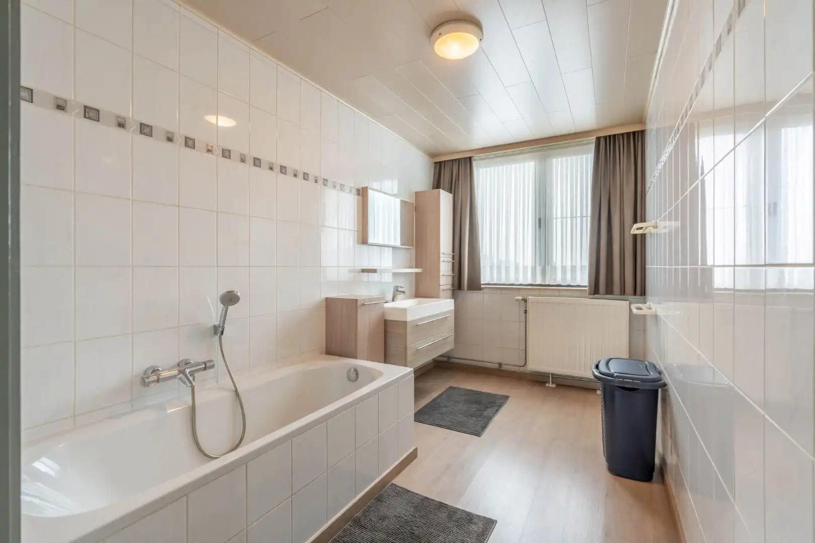 Zeer ruim vrijstaand (commercieel)gebouw bestaande uit een grote winkelruimte, een werkplaats, een magazijn en 2 appartementen! foto 40