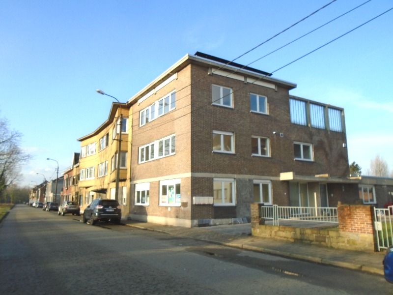 GERENOVEERD GELIJKVLOERS APPARTEMENT MET TWEE SLAAPKAMERS, TUIN EN GARAGE foto 1