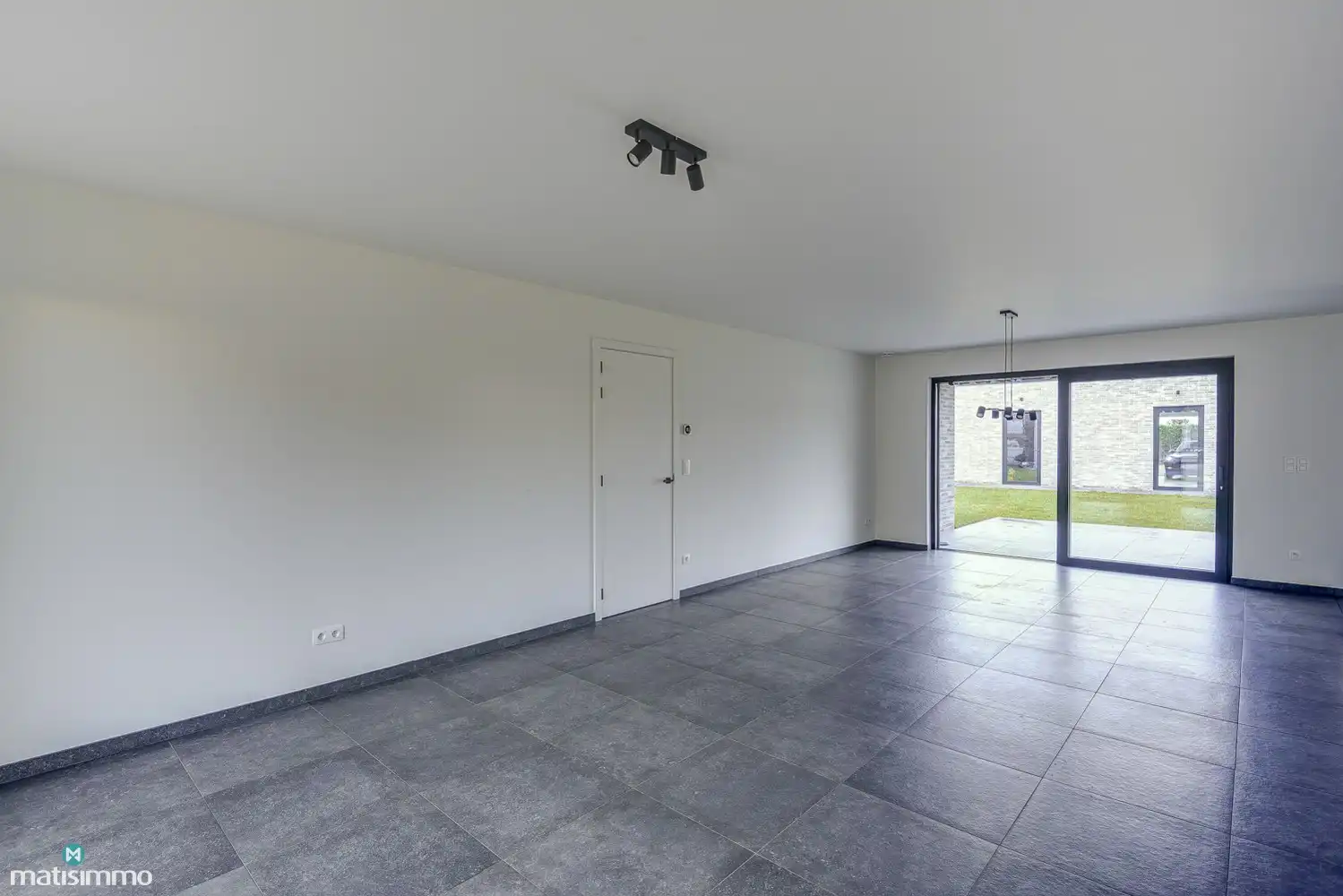 RUIM NIEUWBOUW APPARTEMENT MET 2 SLAAPKAMERS, TERRAS, GARAGE, AUTOSTAANPLAATS EN KELDERBERGING TE BEVERST foto 6