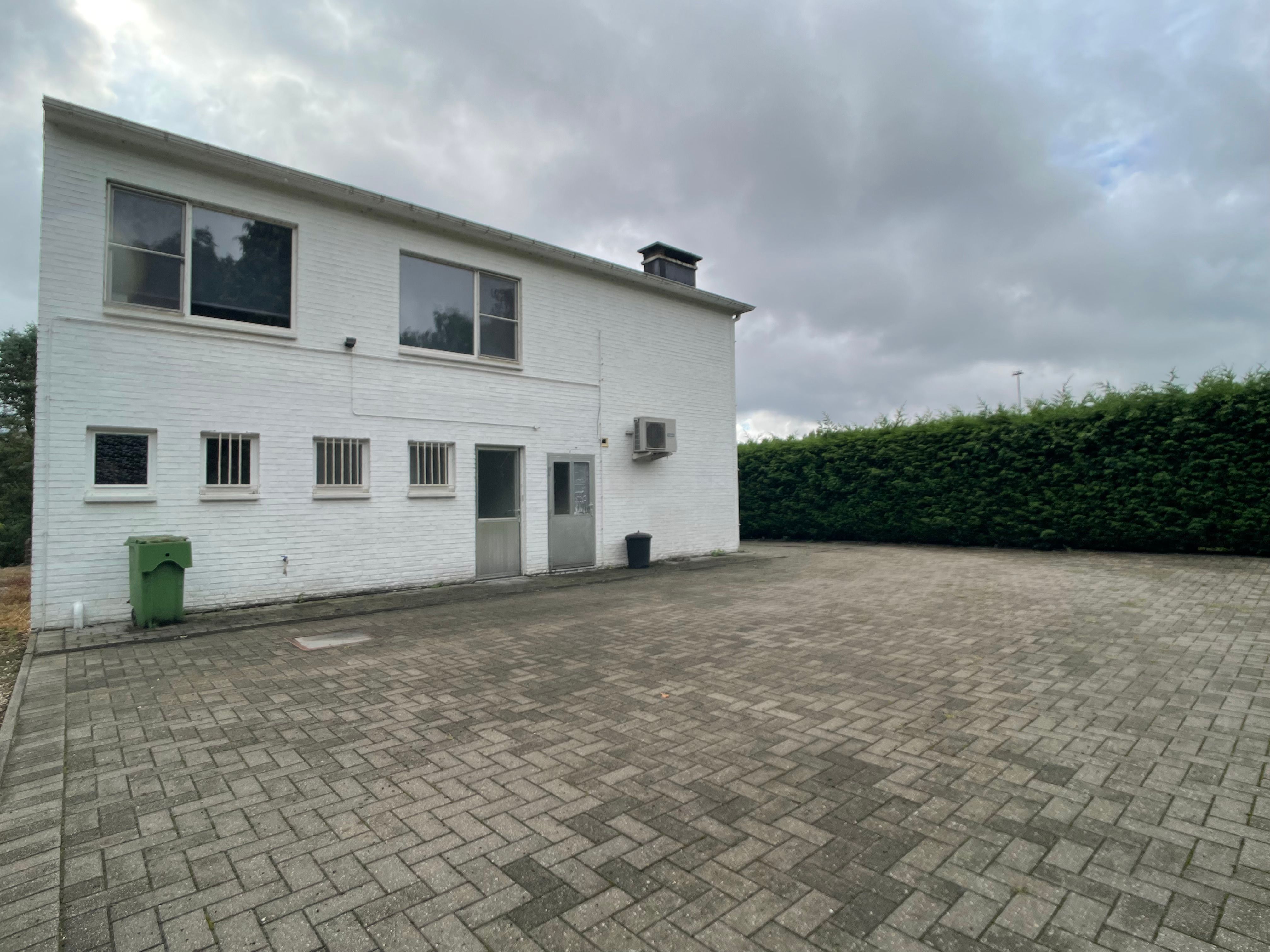 Multifunctioneel pand gelegen op een zeer gunstige locatie. foto 4