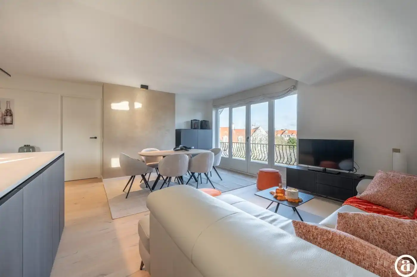 Stijlvol gerenoveerd appartement nabij het Dominicanenkerkje. foto 6