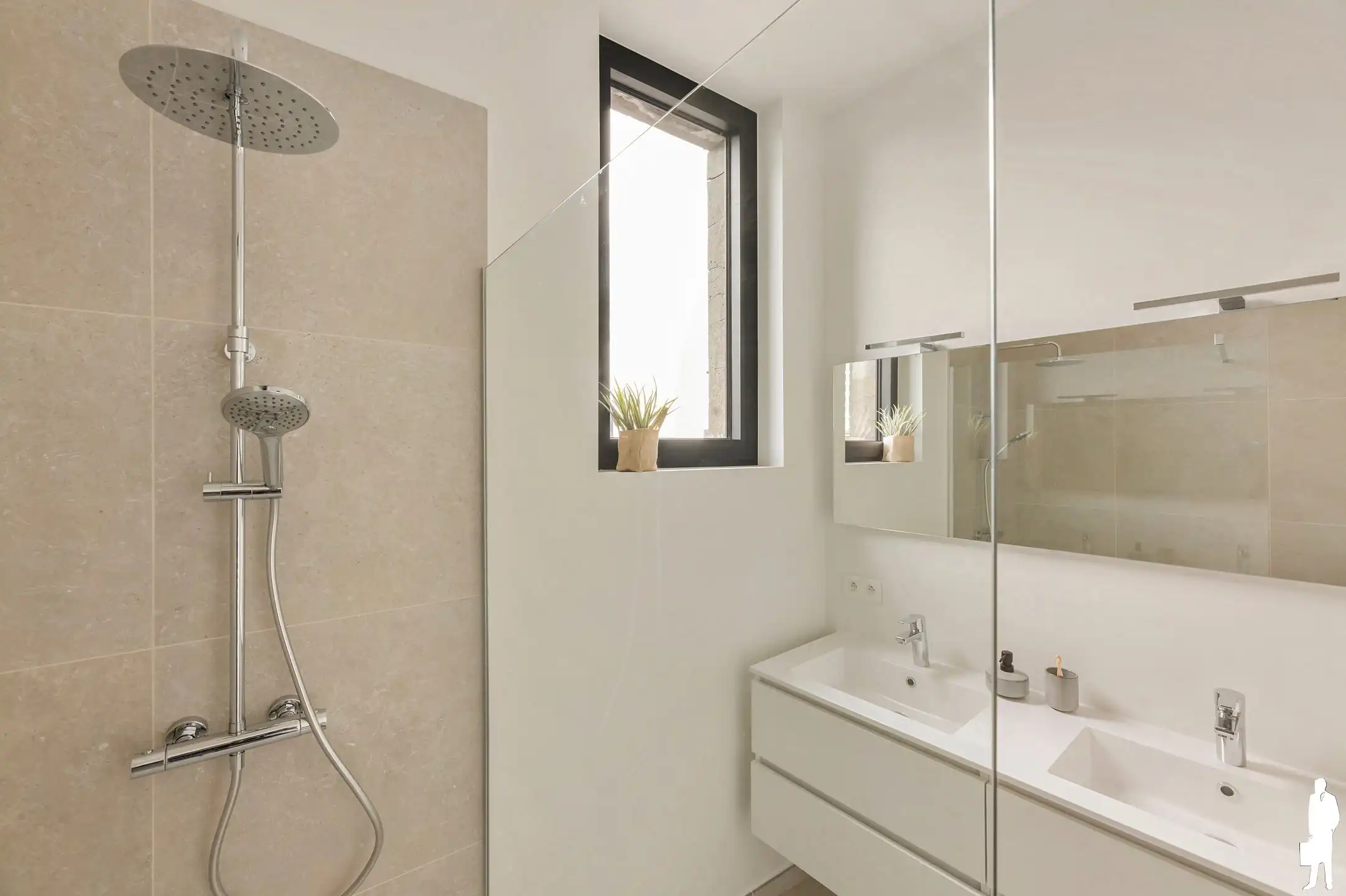 Gerenoveerd dakappartement met twee slaapkamers foto 15