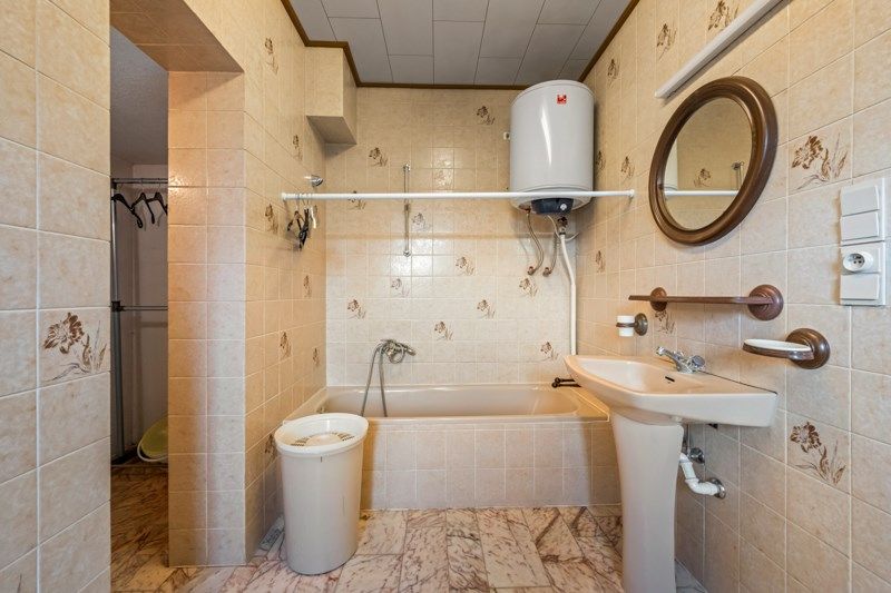 Te renoveren halfopen woning met veel potentieel foto 5
