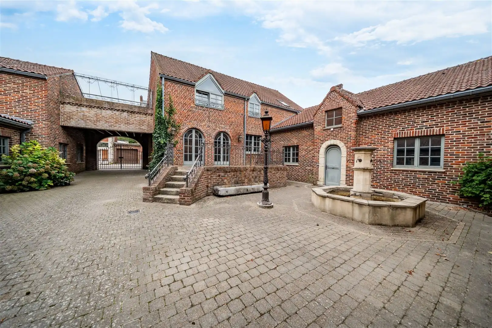 Handelscomplex met appartement in centrum Landen foto 31