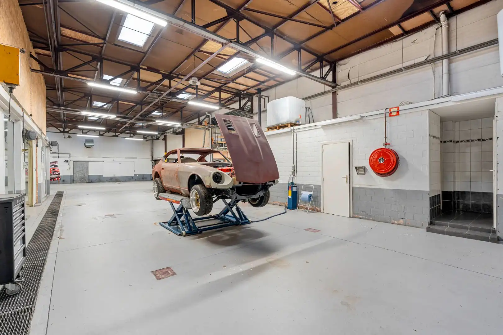 Bedrijfsgebouw met kantoren, magazijnen en woonst - groot 2580 m² foto 21