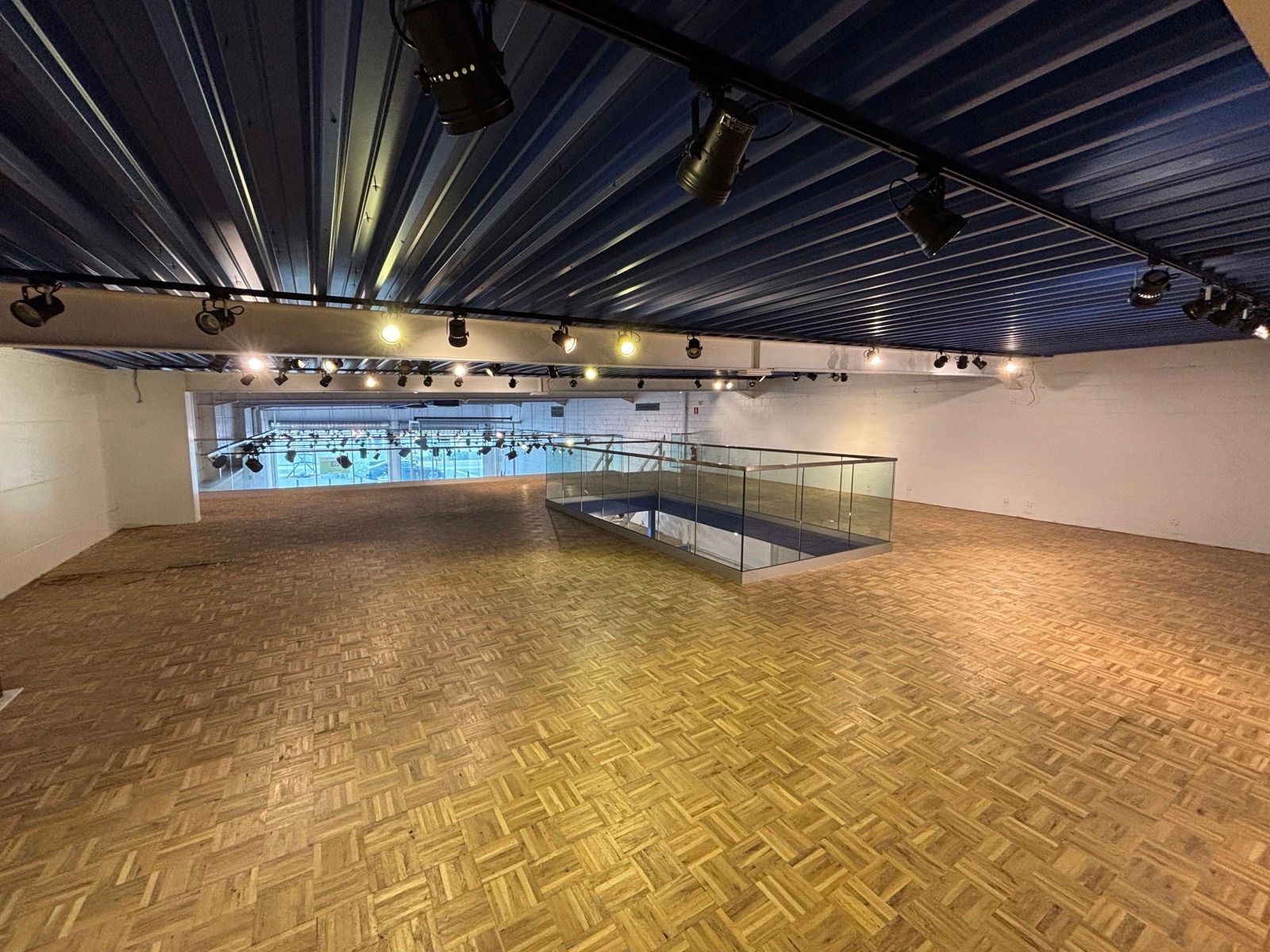 Commerciële ruimte van +- 700 m² te huur in Kuurne foto 11