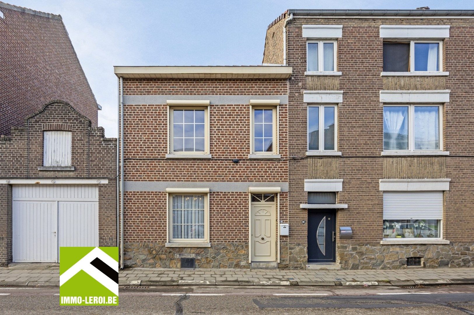 Instapklare woning met achtergelegen carport aan stadscentrum Tongeren foto {{pictureIndex}}