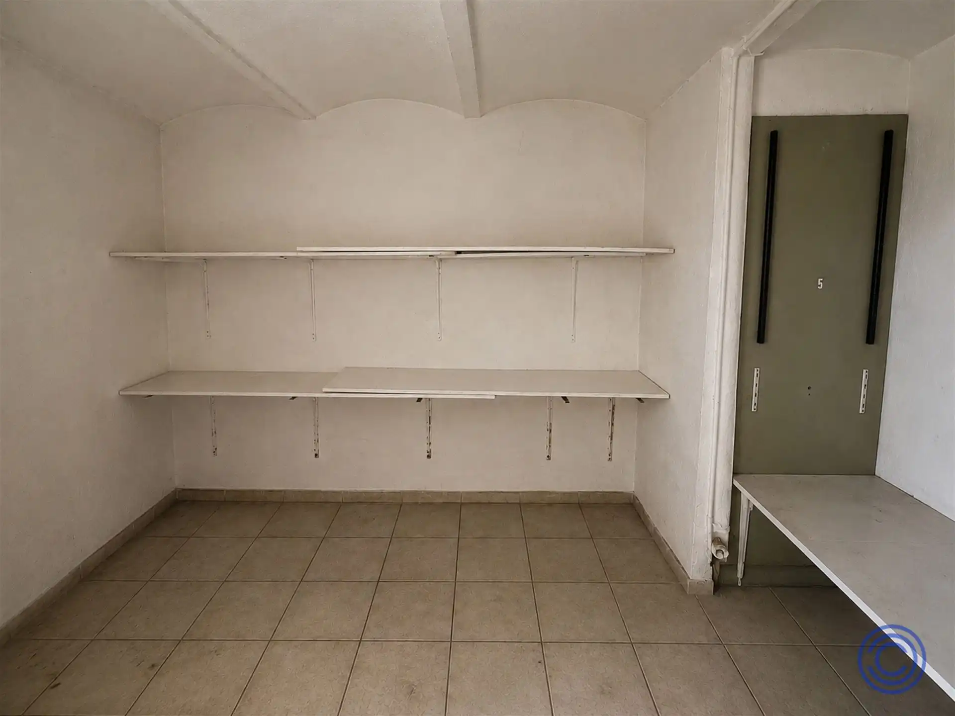 Handelspand ca. 170m² met grote etalage en onderkeldering! foto 7