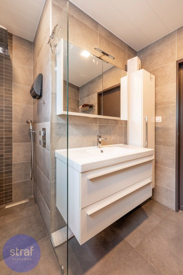 Enorme rijwoning met 6 slaapkamers én een zwembad foto 13