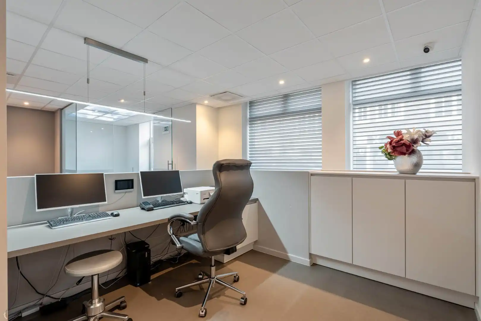 Ruim, zeer energiezuinig kantoor in het centrum van Neeroeteren met diverse mogelijkheden!   foto 10