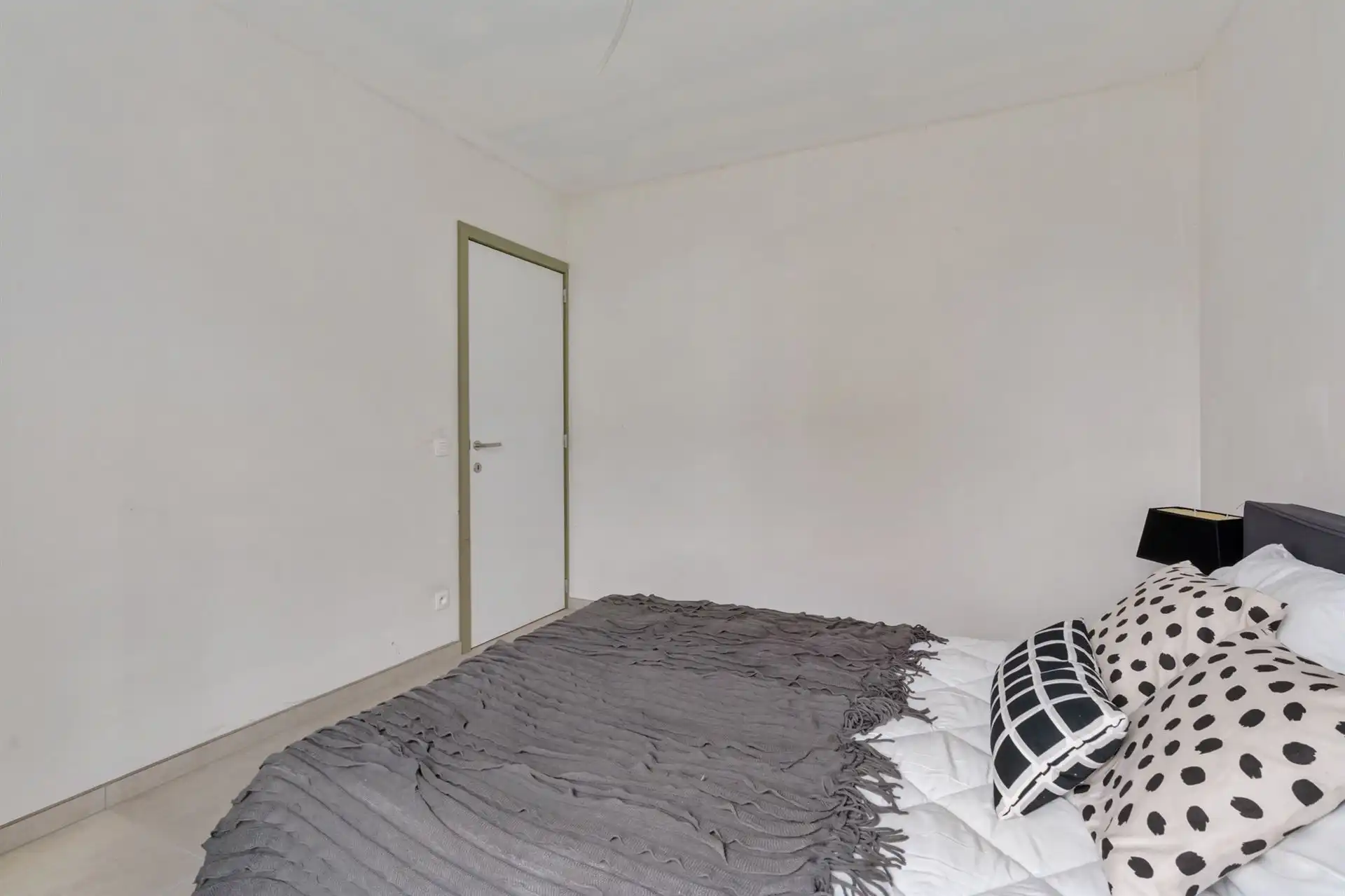 Gelijkvloerse woning met carport en tuin. foto 12