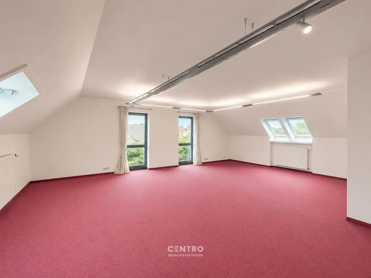 Ruim (430m²), multifunctioneel pand (bewoning, kantoor, praktijk, horeca, ...)  op ZICHTLOCATIE langs invalsweg Roeselare (vlakbij de ring R32). foto 16