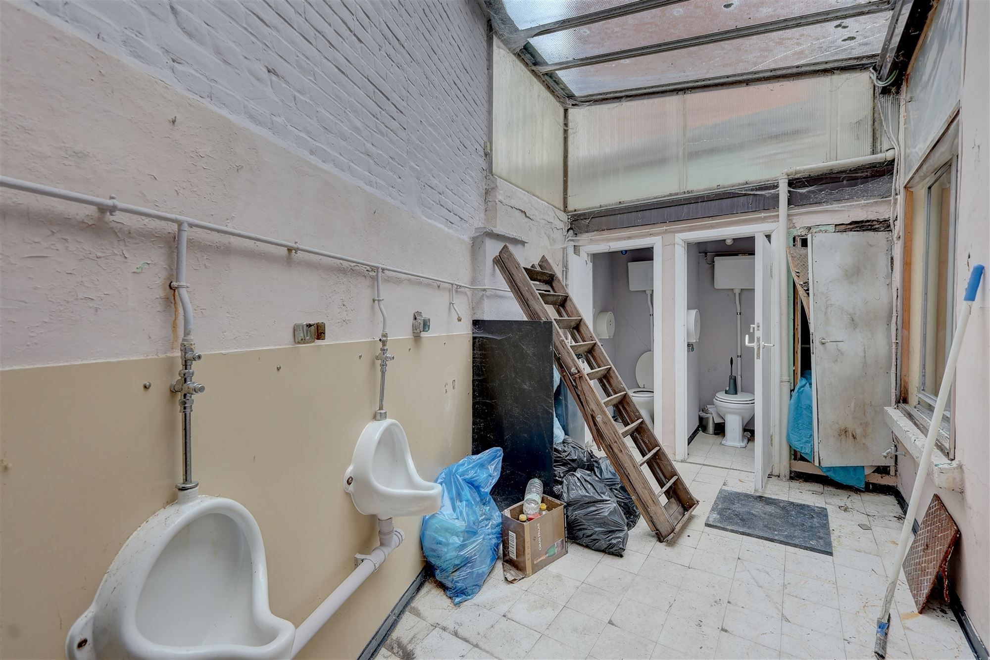 Dit te renoveren handelshuis op toplocatie foto 5