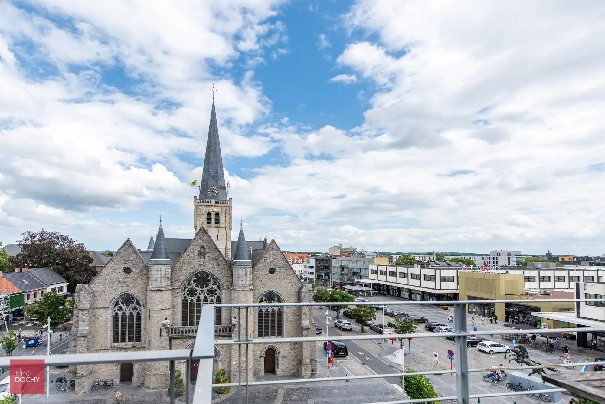 Heel ruim appartement op topligging met zicht op de markt foto 5