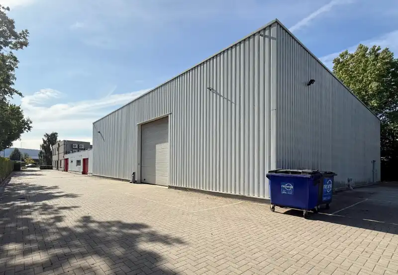 GENK: Bedrijfsgebouw met magazijn, atelier, kantoren en appartement foto 23