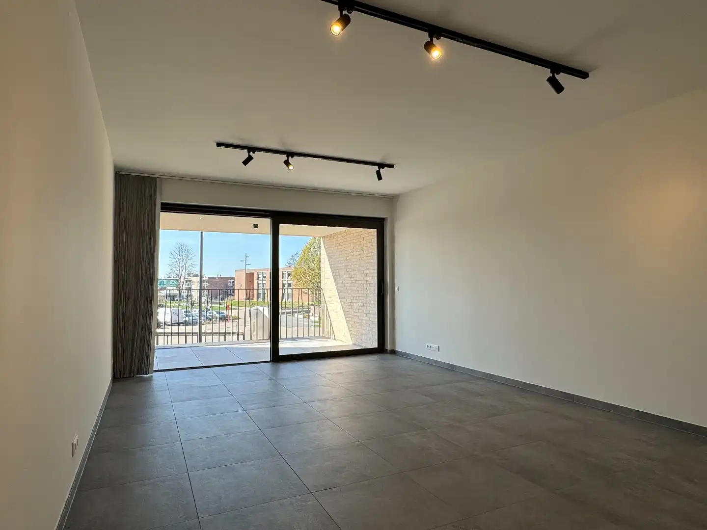 VOLLEDIG AFGEWERKT NIEUWBOUWAPPARTEMENT MET 2 SLAAPKAMERS, TERRAS, ONDERGRONDSE AUTOSTANDPLAATS EN KELDERBERGING IN RESIDENTIE "DE KWINT" TE ZONHOVEN  foto {{pictureIndex}}