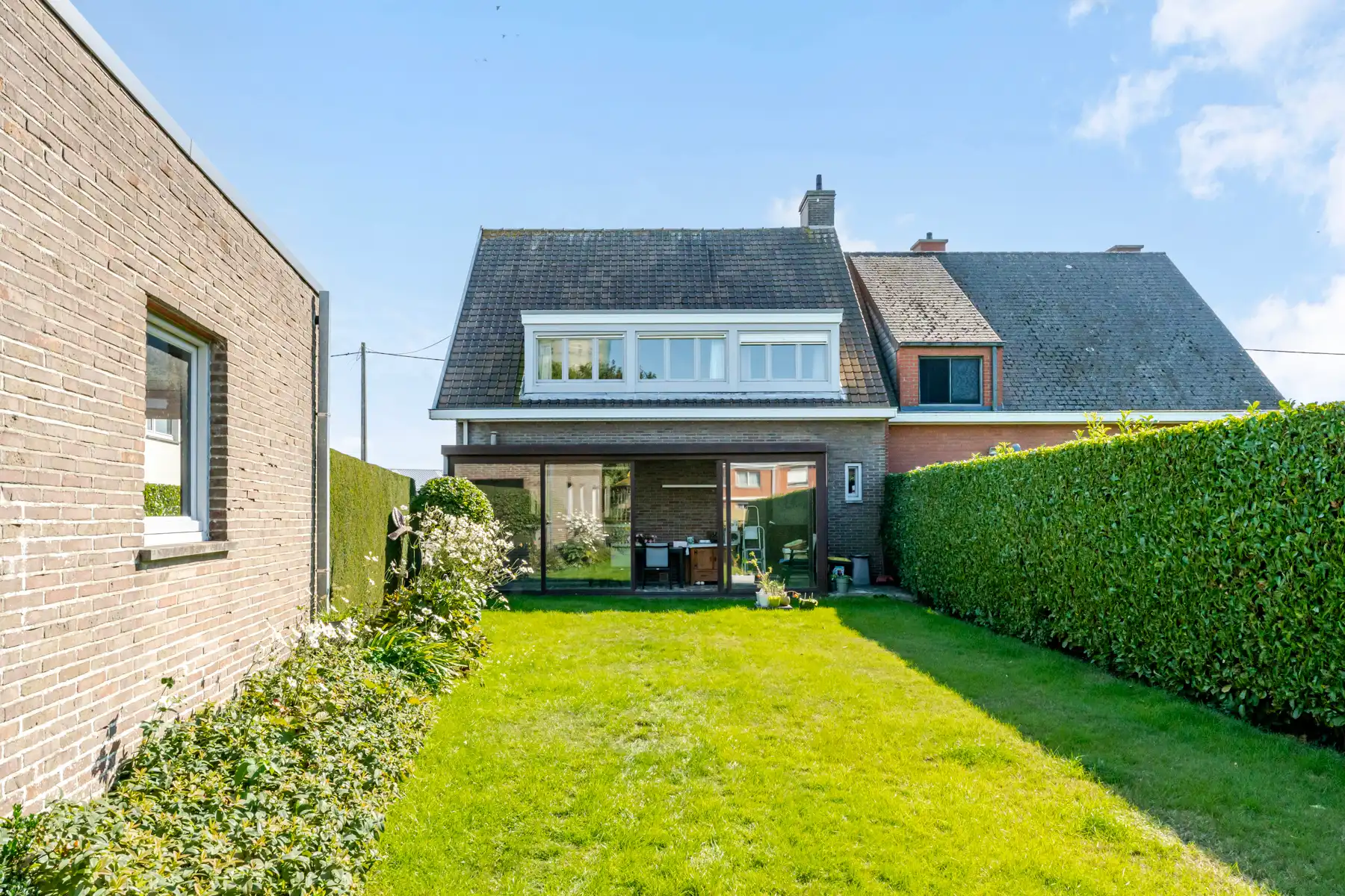 Verzorgde en lichtrijke gezinswoning met tuin en garage foto 3