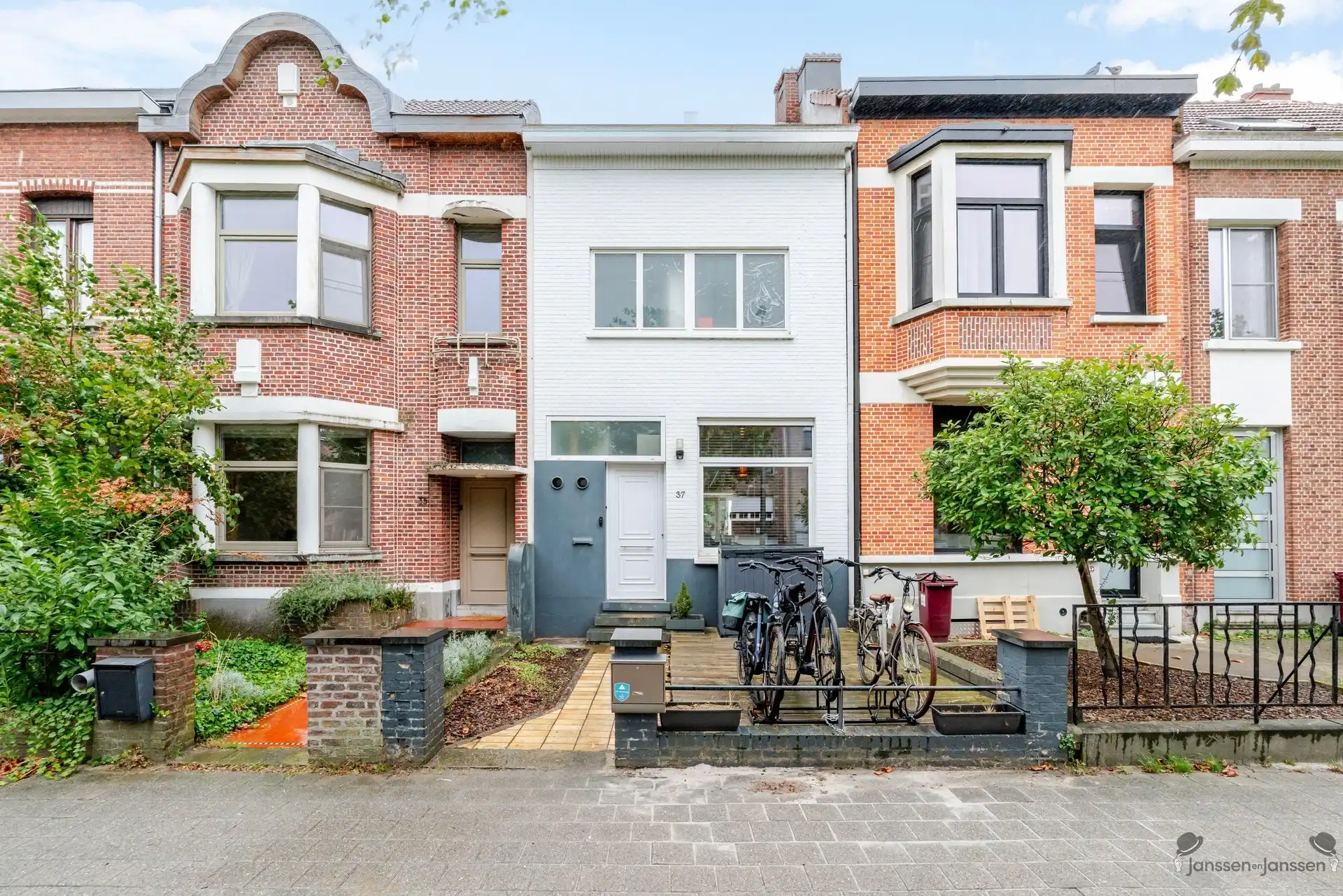 Ruime gezinswoning met gezellige tuin op centrale locatie in Schoten foto {{pictureIndex}}