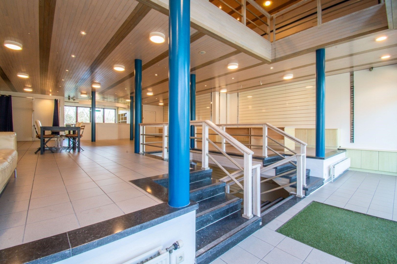Zéér ruim (475m²) handelspand te centrum Sint-Pieters-Leeuw! foto 3