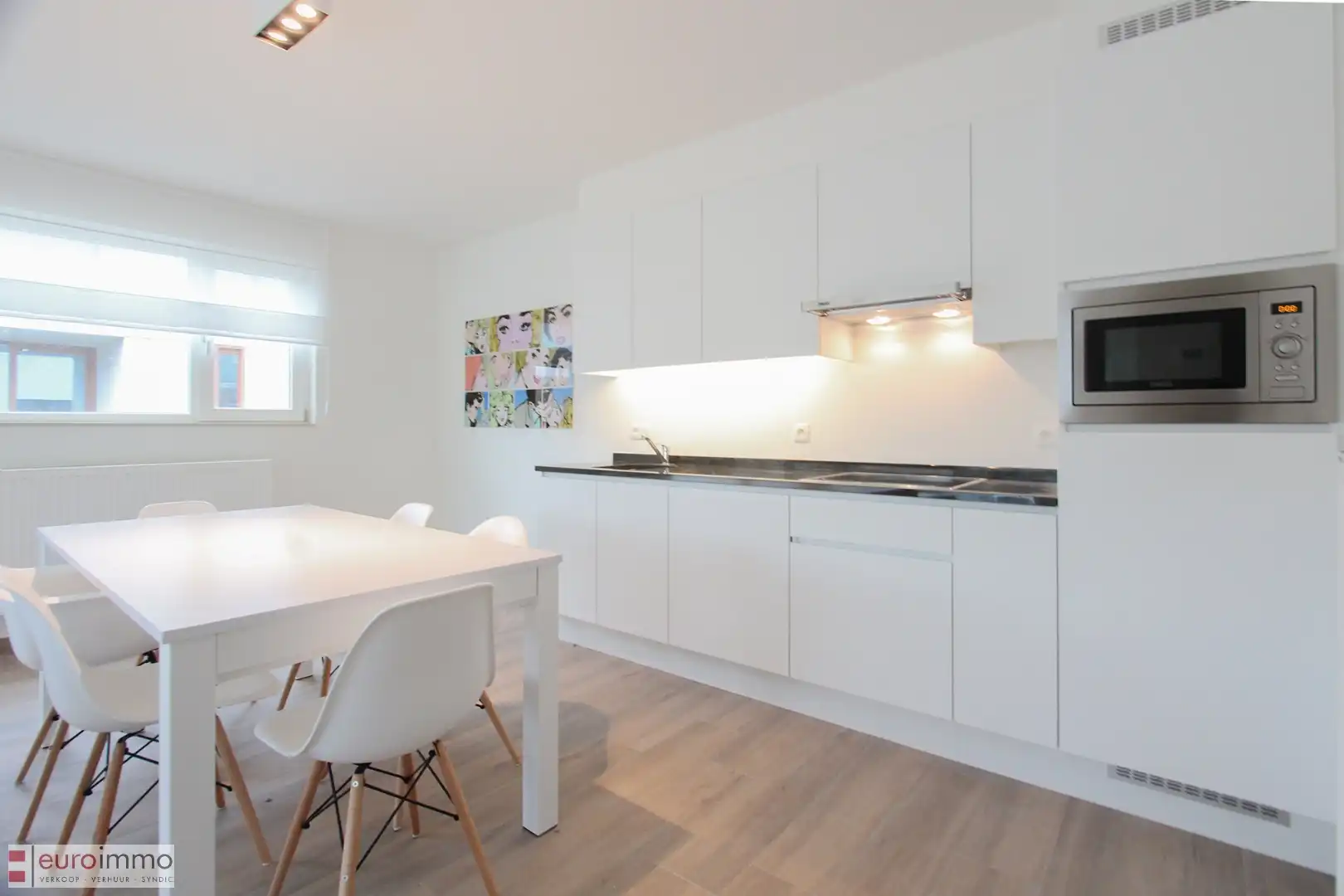 Uitermate knap afgewerkt, zéér recent appartement met 2 ruime slaapkamers in een kleinschalige residentie. foto 5