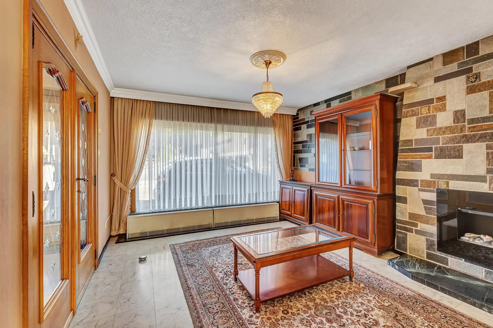 Robuuste woning met ruime garage en tuin foto 4