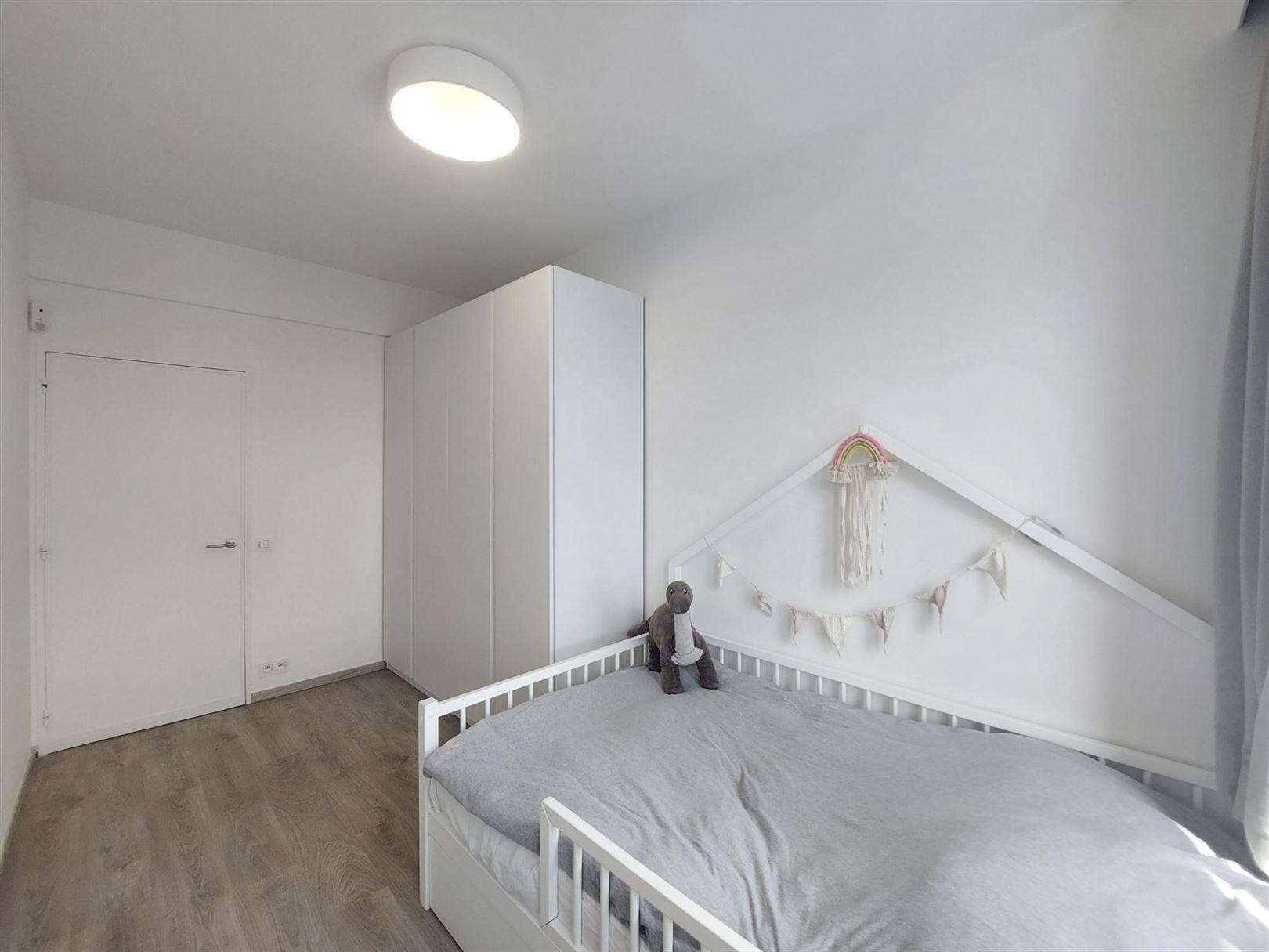 Volledig gerenoveerd appartement met 2 slpks en terras foto 10