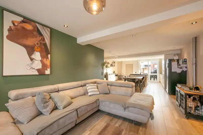 PERFECTE STARTERSWONING! Tot in de puntjes gerenoveerde woning nabij hartje Harelbeke! 🏡 foto 9