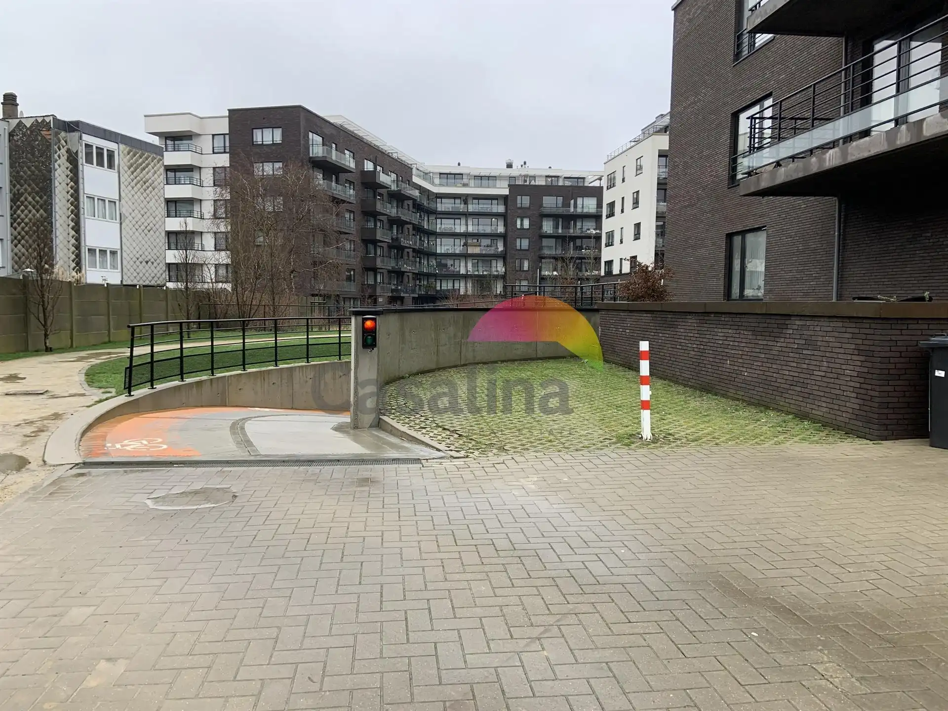 Casalina Real Estate - Binnenparkeerplaats voor één wagen. foto 5