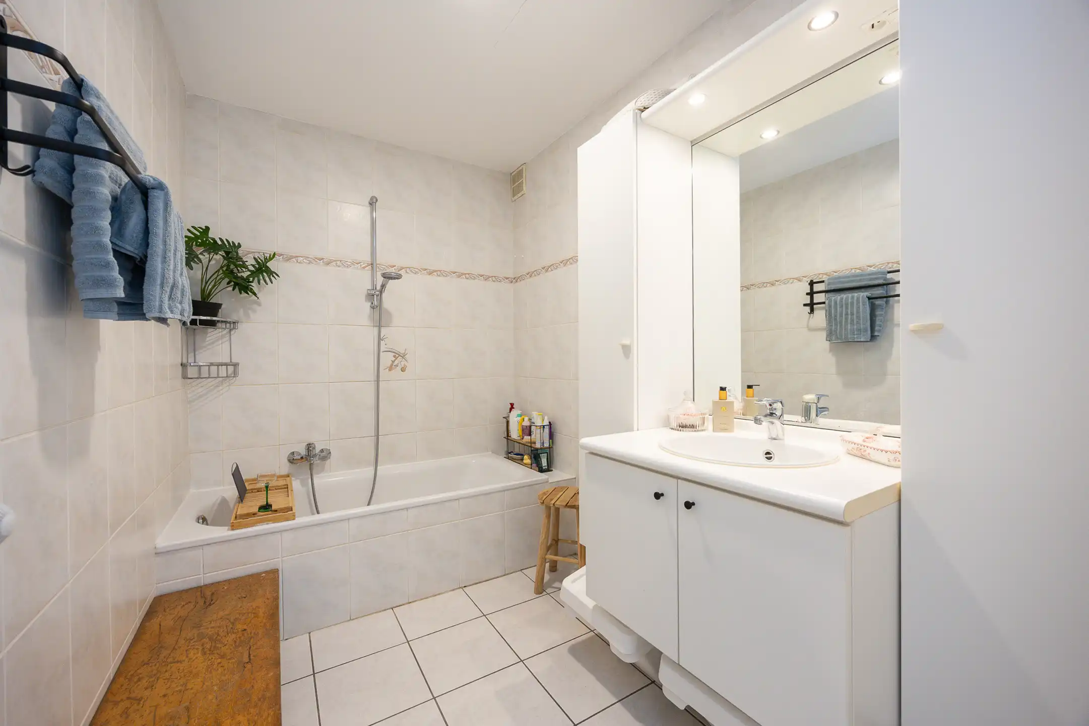 Centraal gelegen 2 slpk app met ruim terras en staanplaats. foto 16