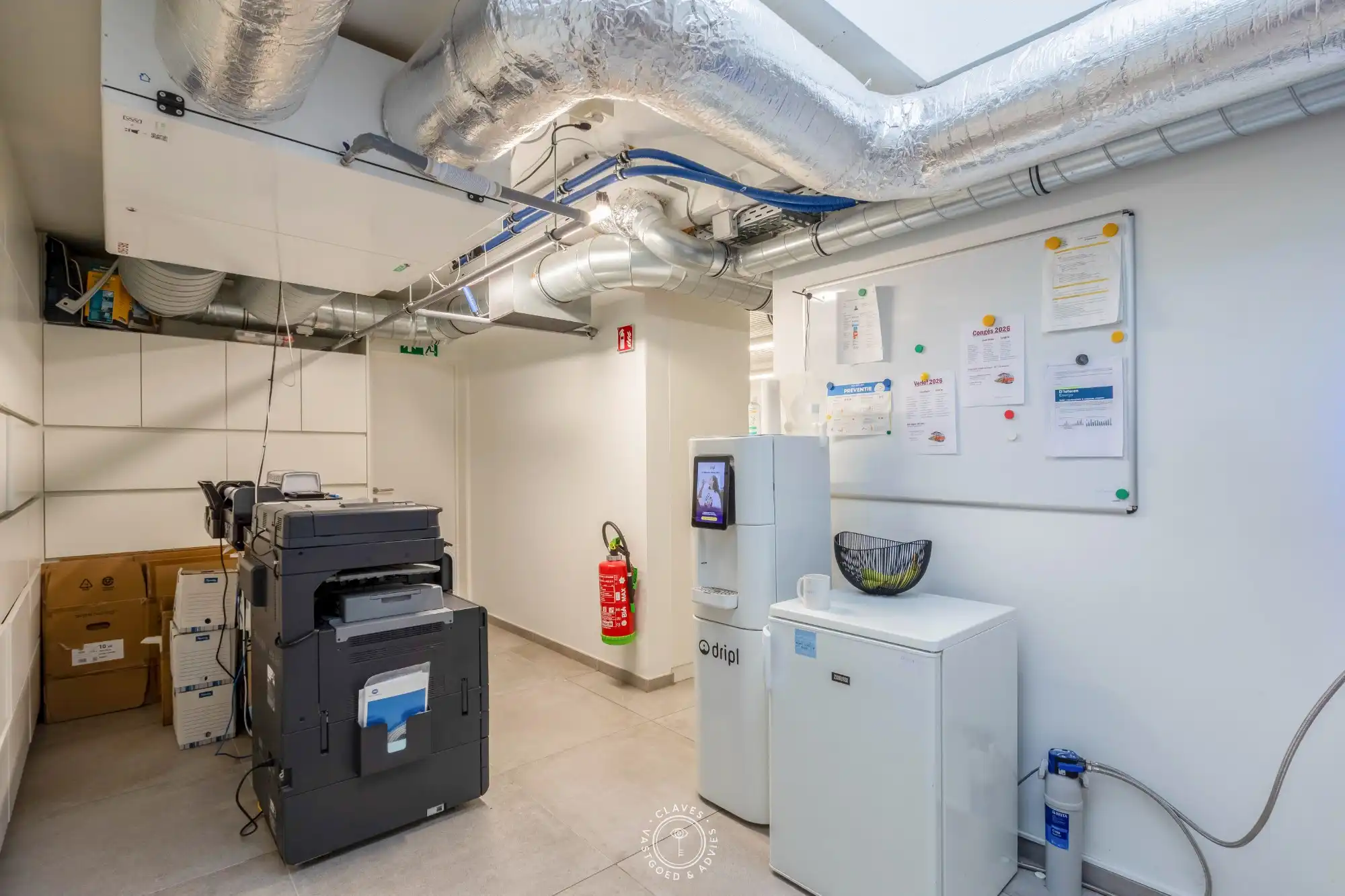 Multifunctioneel bedrijfsgebouw met magazijnen foto 12