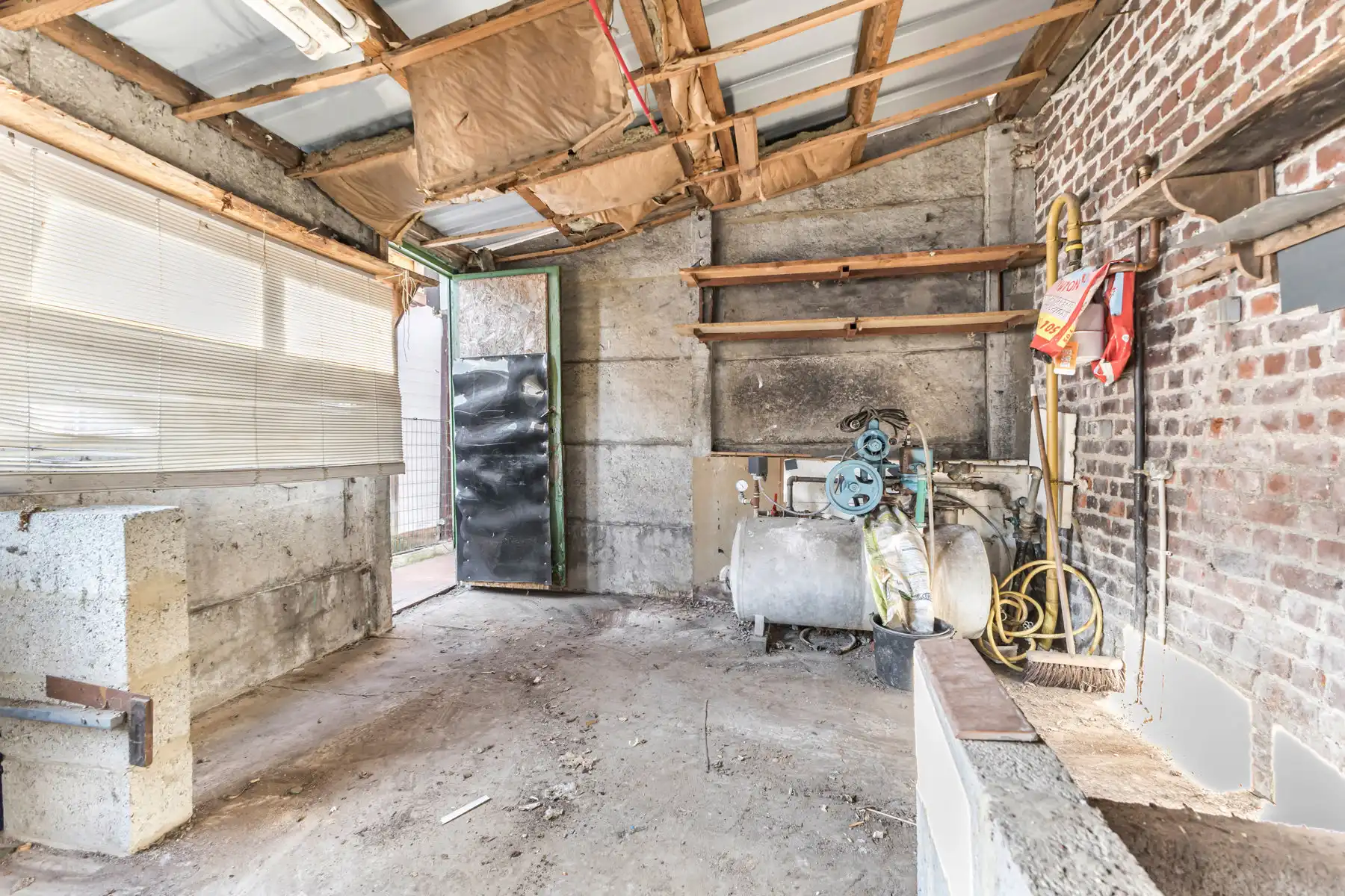 Te renoveren woning met 2 slaapkamers, zolder en tuin foto 22