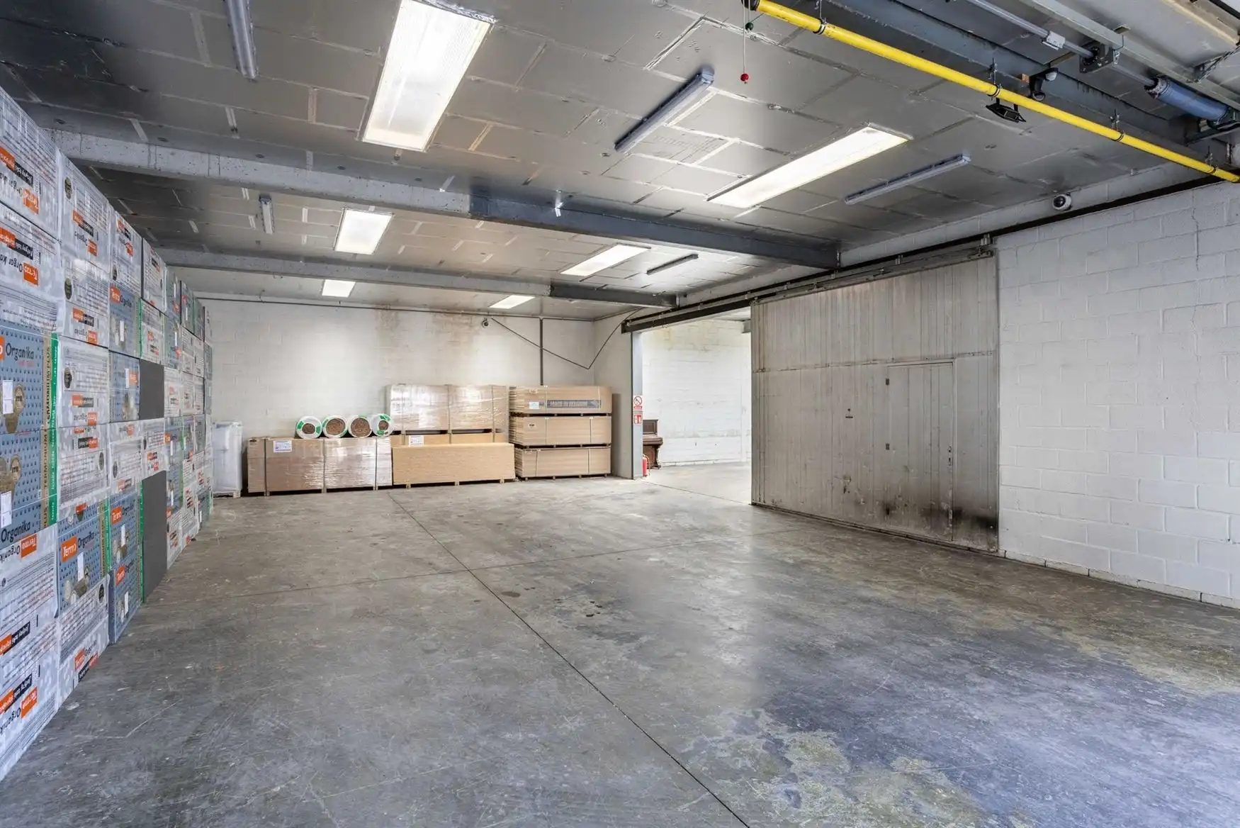 Magazijn van 431 m² met kantoorruimte en woning te Gentbrugge foto 2