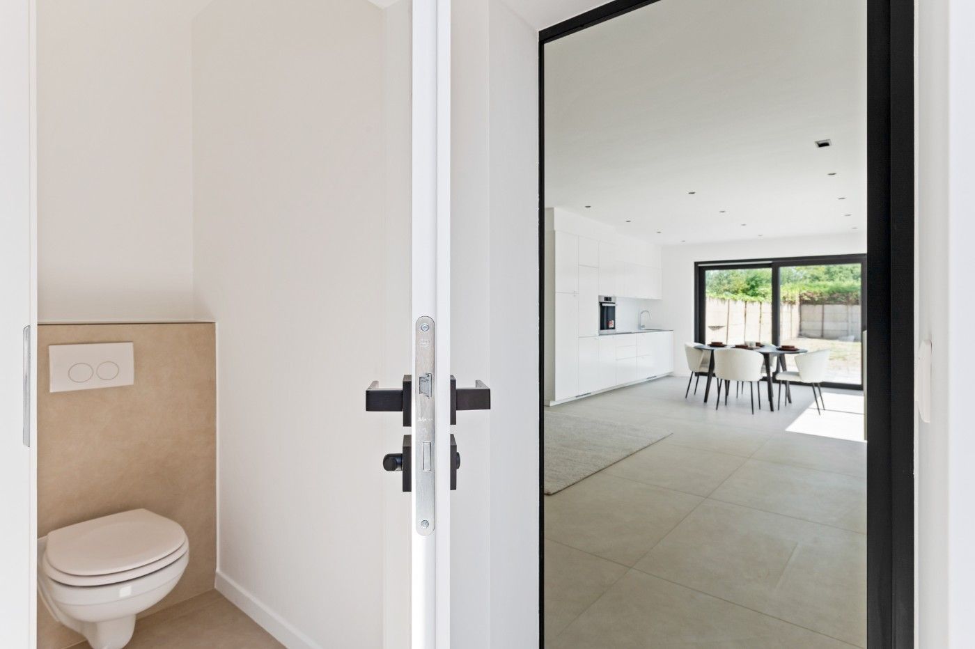 Prachtig gerenoveerde woning met 3 slpk., oprit en toffe tuin foto 2