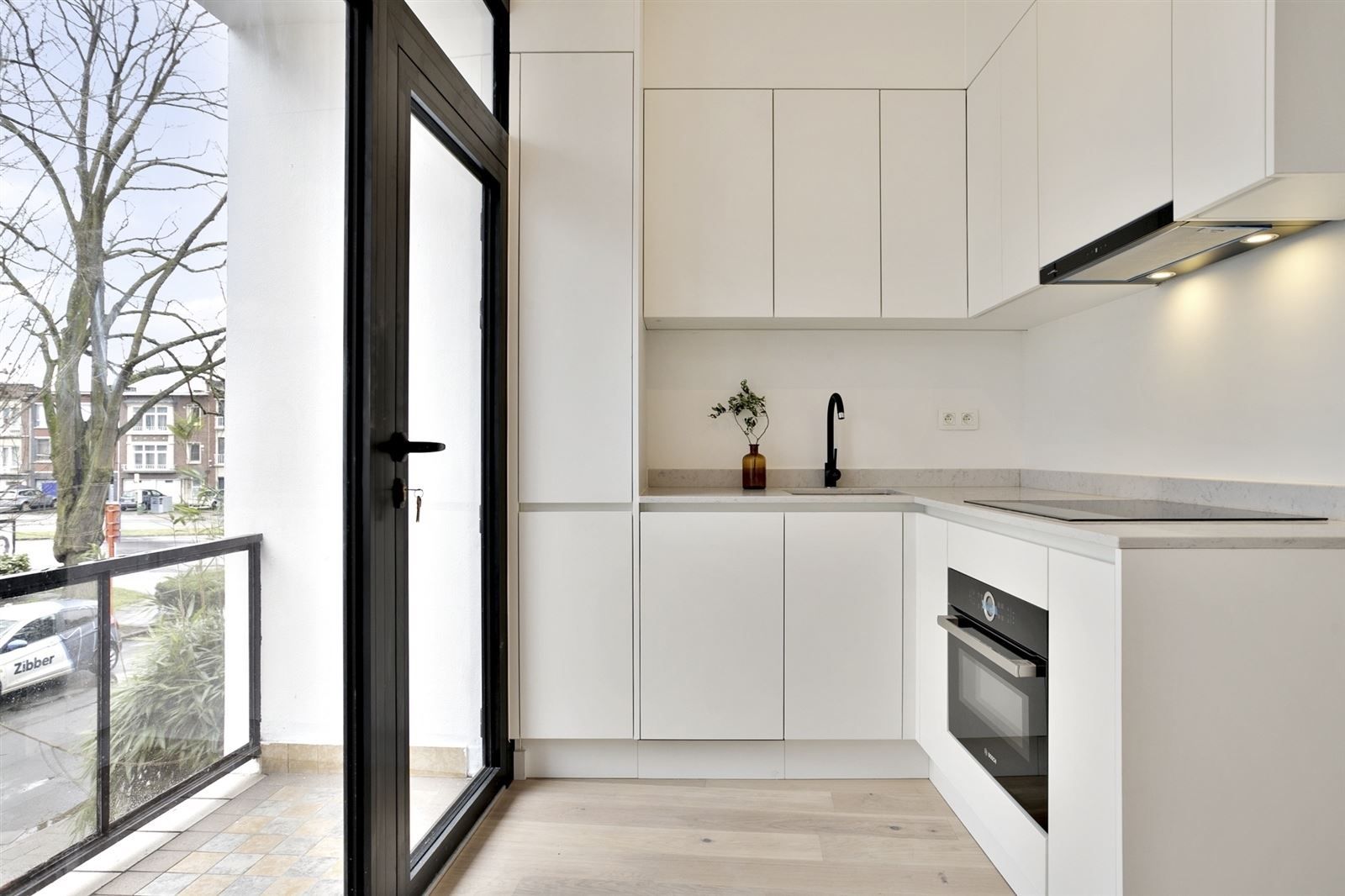 Stijlvol gerenoveerd 1 SLPK appartement op heerlijke ligging te Mortsel. foto 3