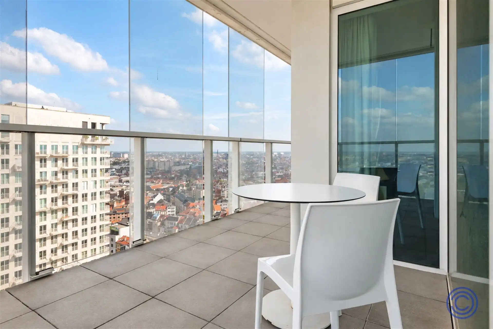 Rolstoelvriendelijk appartement op de 18de verdieping met panoramisch zicht over de dokken. foto 3